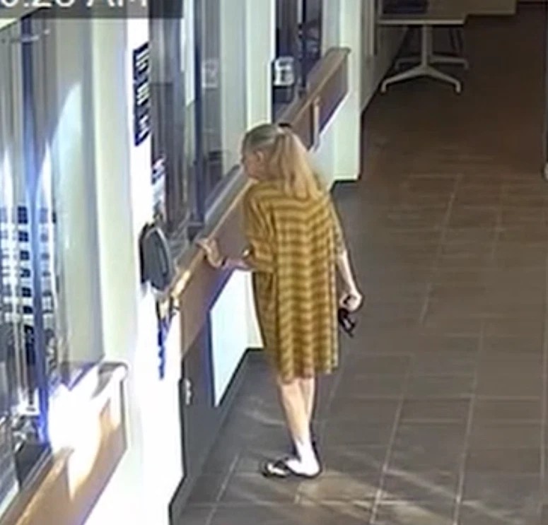Une femme de 71 ans d’origine québécoise a tiré à l'intérieur d'un poste de police en Floride avant qu'une fusillade meurtrière n'éclate. Une femme de 71 ans d’origine québécoise a tiré à l'intérieur d'un poste de police en Floride avant qu'une fusillade meurtrière n'éclate.