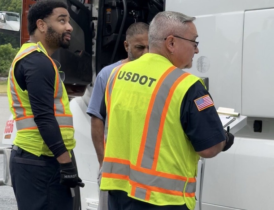 Actuellement, des opérations routières conjointement menées par les États-Unis et le Canada ont conduit à la mise hors service plus 350 véhicules dans les deux pays. Actuellement, des opérations routières conjointement menées par les États-Unis et le Canada ont conduit à la mise hors service plus 350 véhicules dans les deux pays.