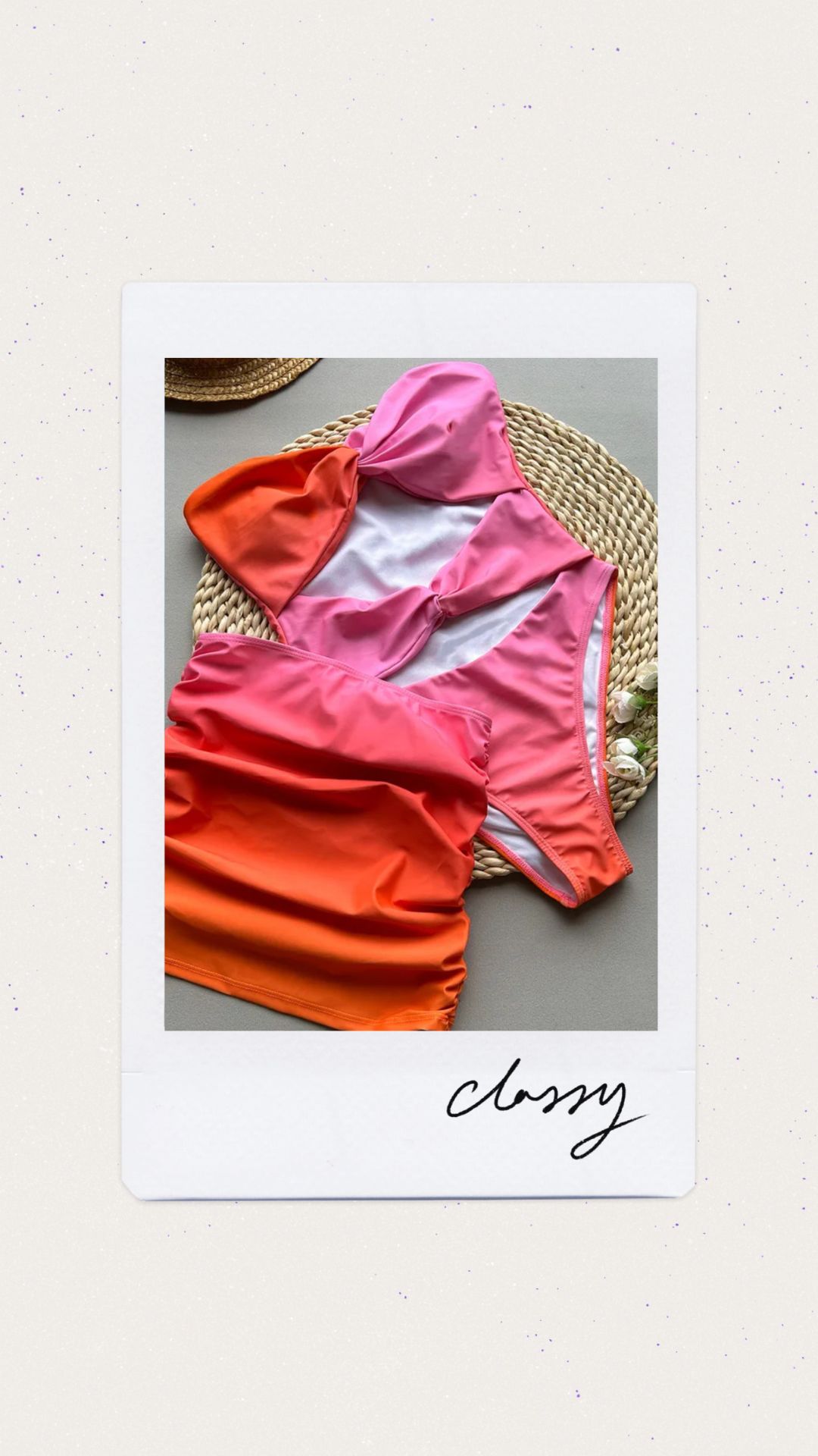 Una pieza color naranja y rosa con salida de baño 