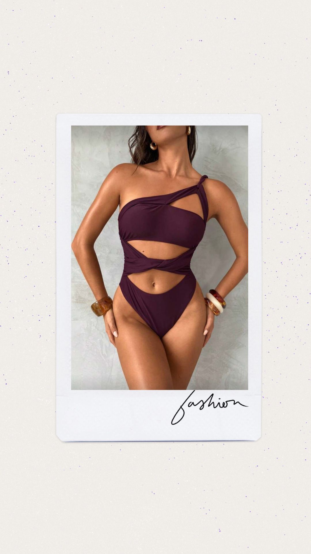 Una pieza color borgoña con abertura en abdomen