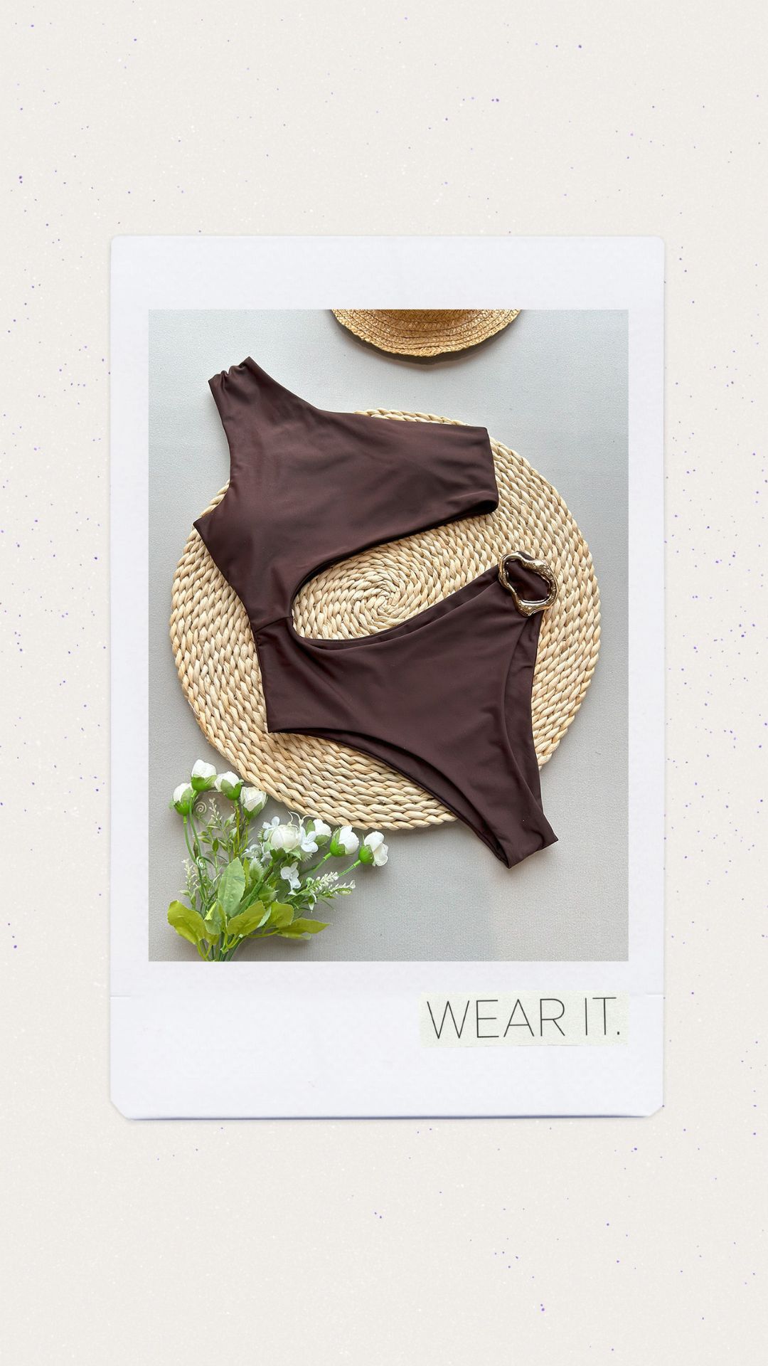 Una pieza color café de un hombro