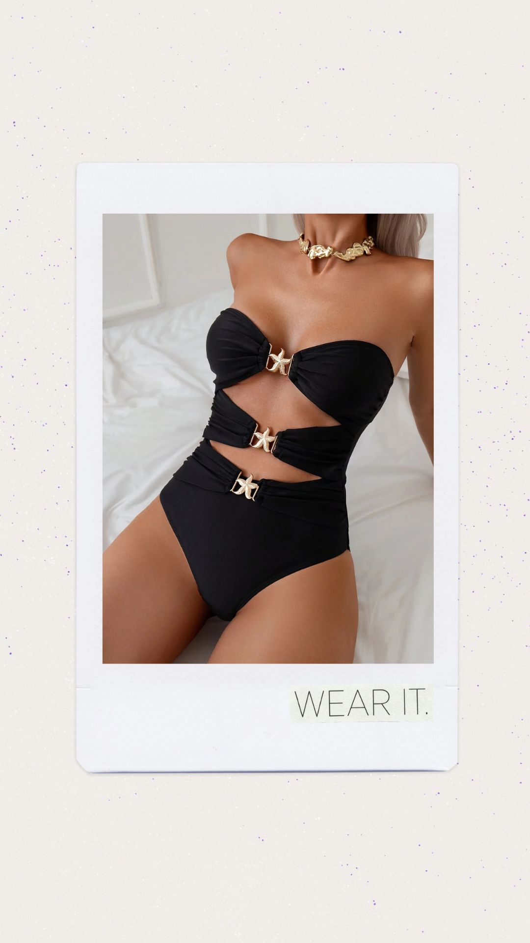 Una pieza strapless color negro con detalles de estrella dorado