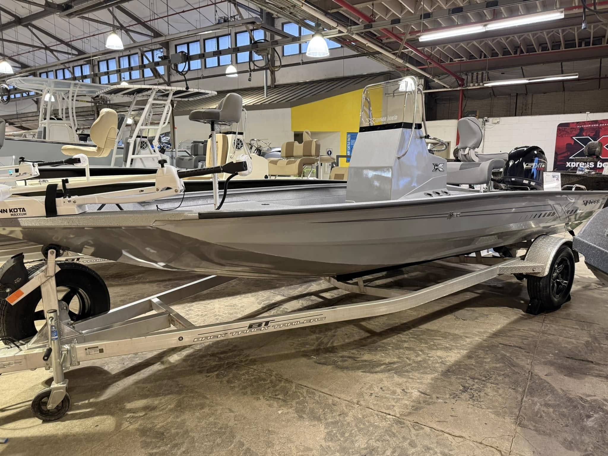 2025 Xpress Boats Hyper-Lift Bay