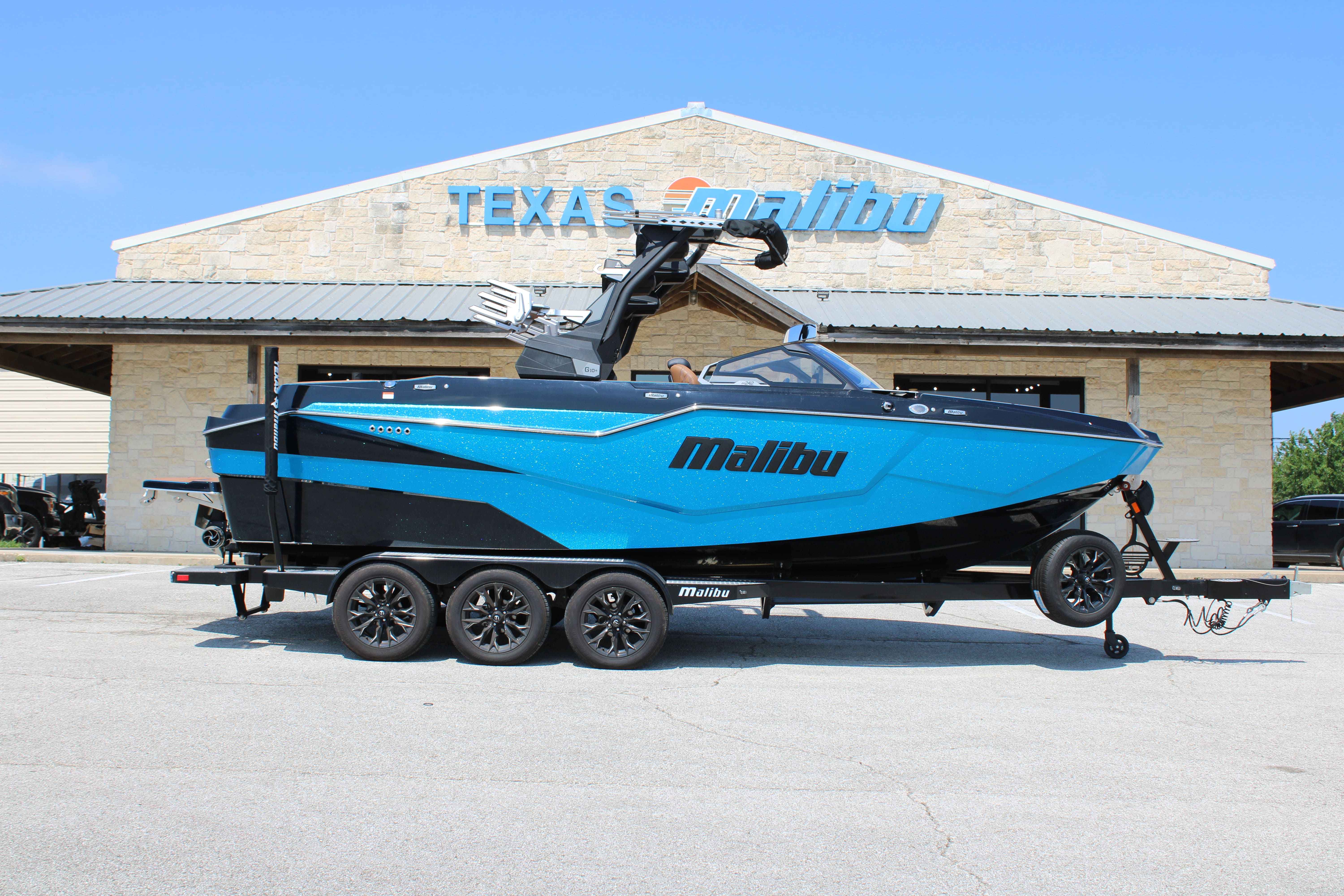 2025 Malibu Boats M242