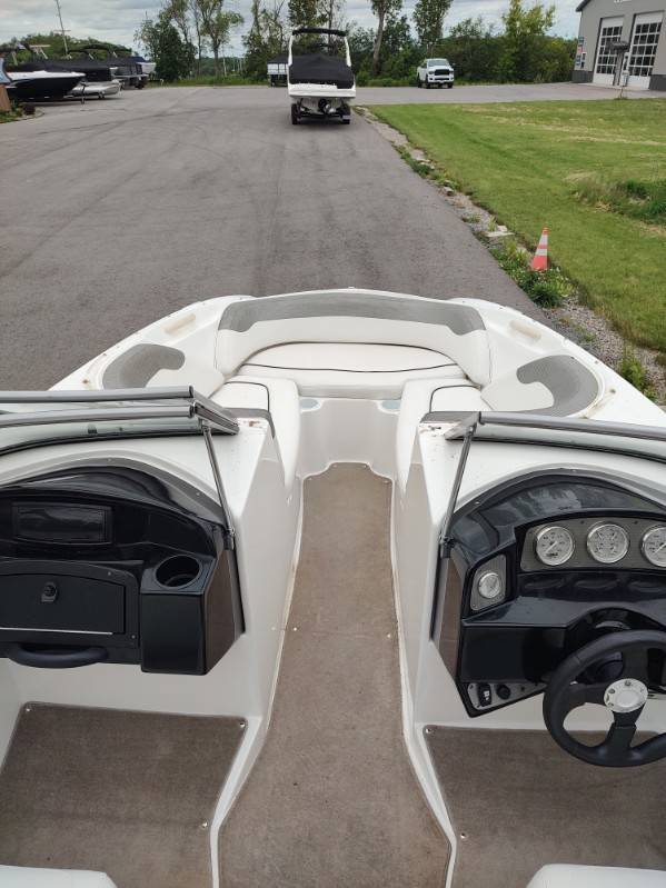2010 Rinker 210 MXT-8