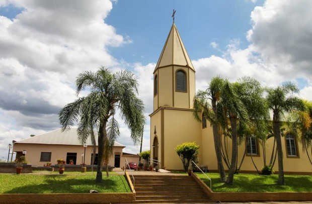 Igreja Evangélica de Confissão Luterana no Brasil, datada de 1856. Celebra a Festa da Colheita, o Kerb, a Confirmação e o Jubileu de Confirmação.