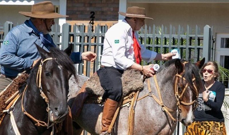 Foto de capa da notícia: Solidariedade | CAVALGADA DO BEM ARRECADA ALIMENTOS PARA POPULAÇÃO CARENTE