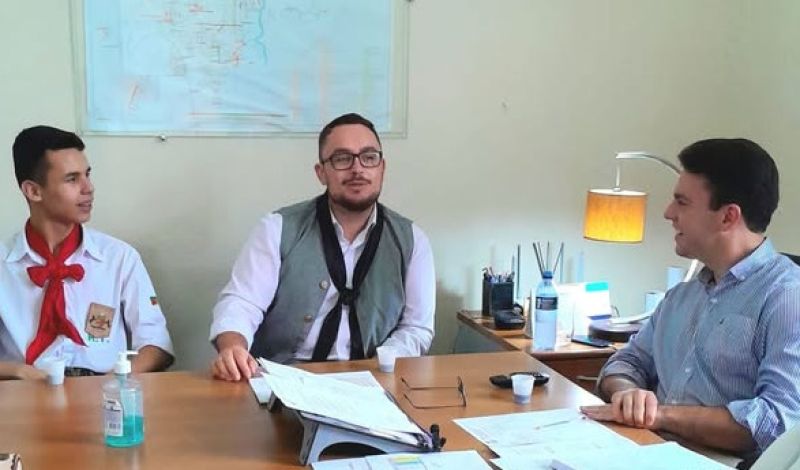 Foto de capa da notícia: Visita à Prefeitura | PREFEITO RECEBE TALENTOS DO TRADICIONALISMO