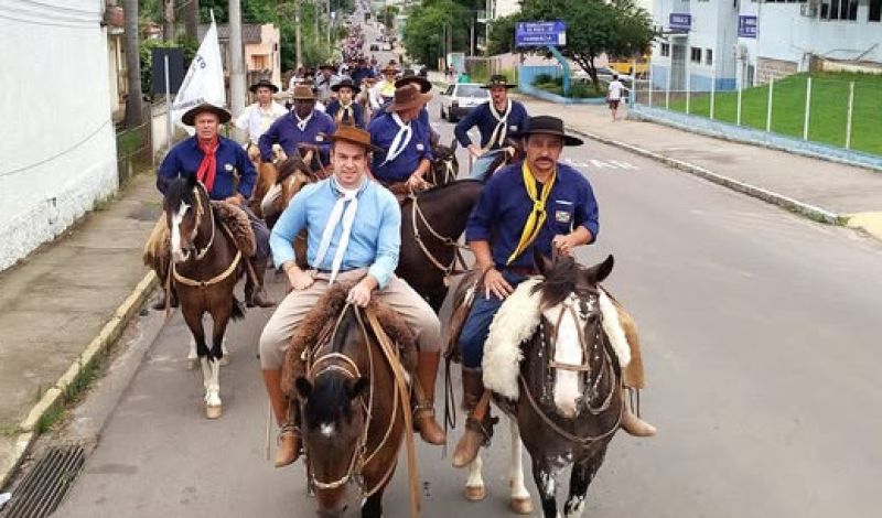 Foto de capa da notícia: Solidariedade | TRADICIONALISTAS PARTICIPAM DE CAVALGADA PARA ARRECADAR ALIMENTOS