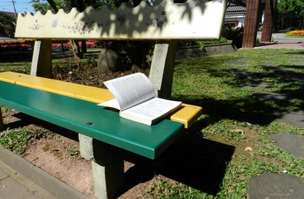 Obras são deixadas na Praça das Flores todas as quintas