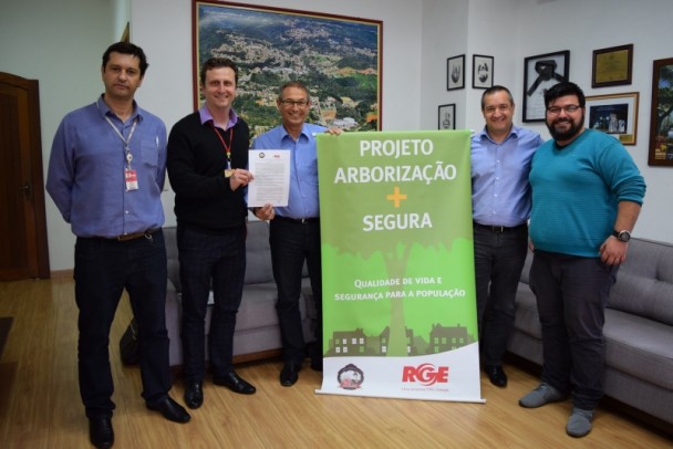 Foto de capa da notícia: Prefeitura Municipal e RGE implantam projeto Arborização + Segura em Nova Petrópolis