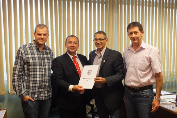 Foto de capa da notícia: Prefeito Régis visita secretaria de Infra-Estrutura Estadual