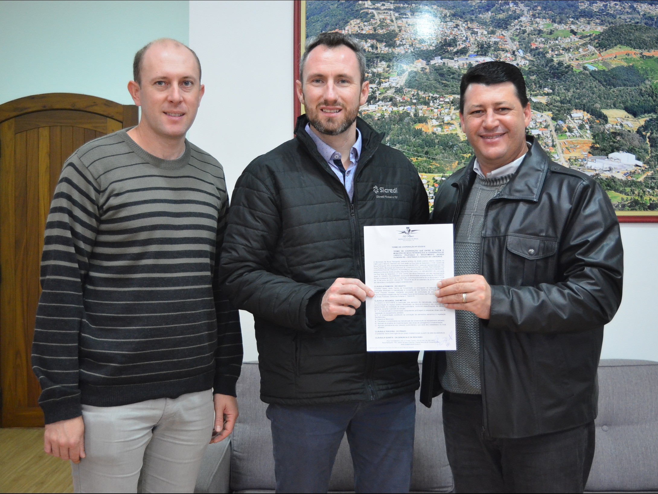 Foto de capa da notícia: Assinados Termos de Cooperação de Adoção de Canteiros Públicos