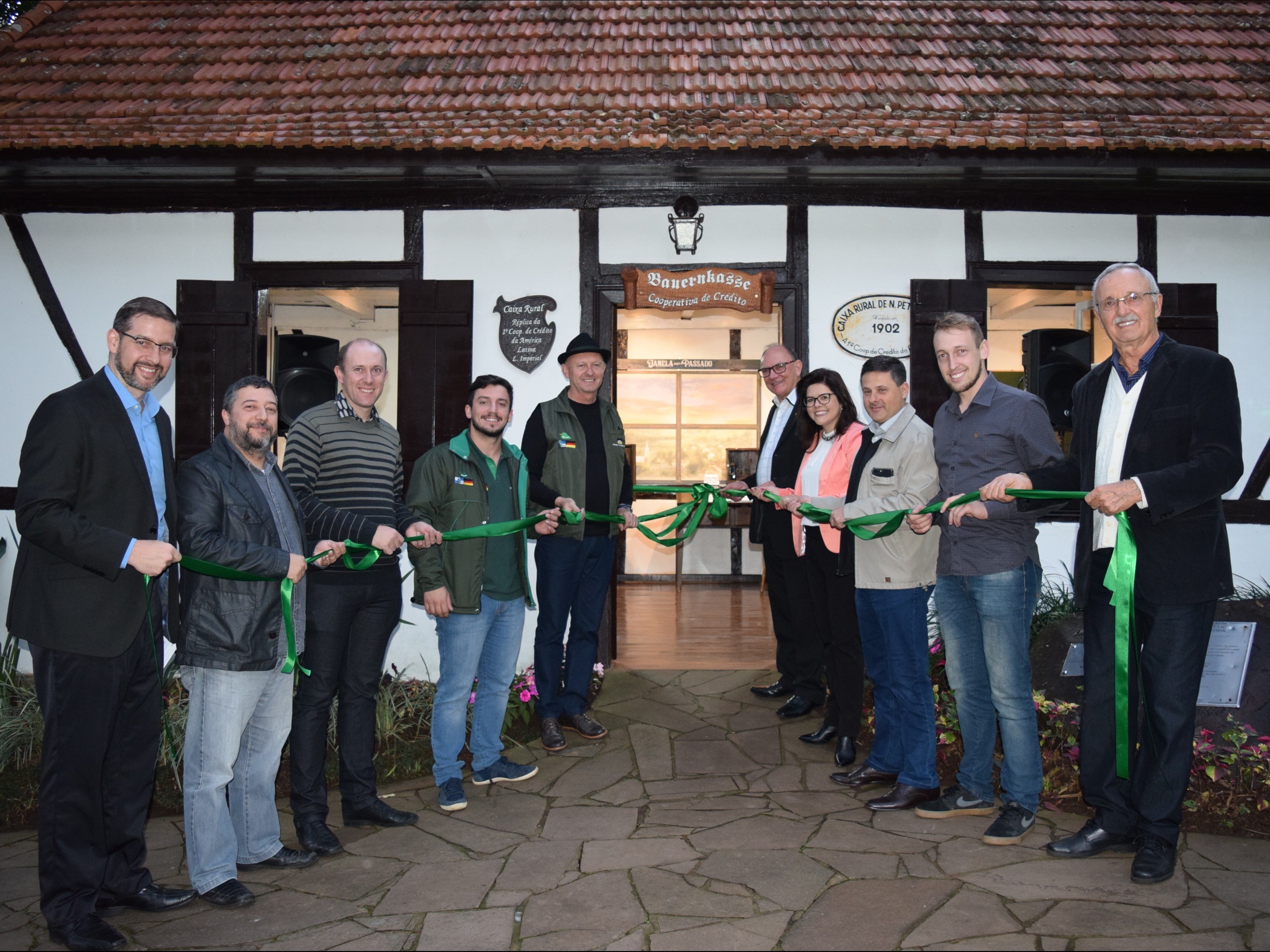 Foto de capa da notícia: Inaugurada revitalização da réplica da sede da 1ª Cooperativa de Crédito de Nova Petrópolis
