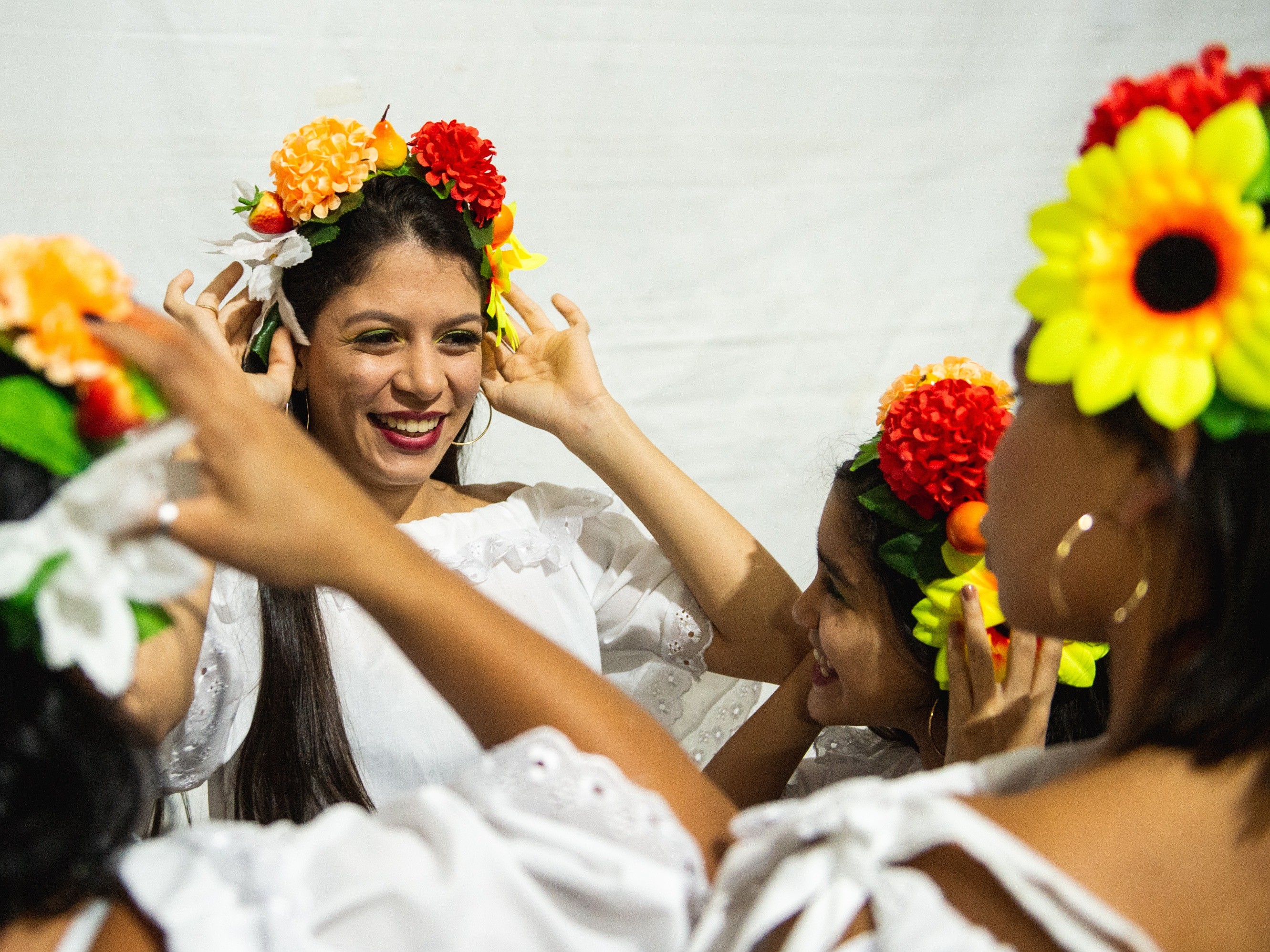 Foto de capa da notícia: Grupo folclórico de Pernambuco se apresenta com adereços artesanais no Festival Internacional de Folclore