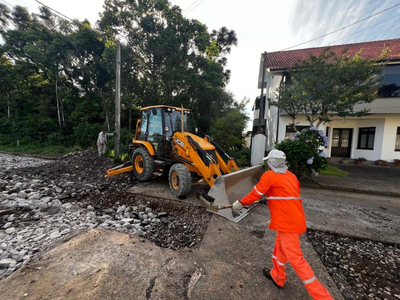 Foto de capa da notícia: Ruas de Nova Petrópolis recebem serviços de reparo asfáltico