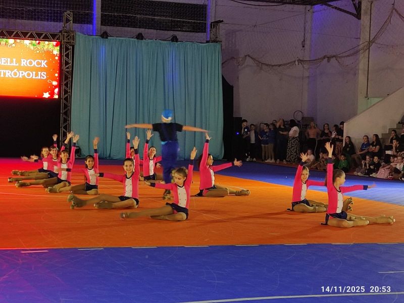 Foto de capa da notícia: Espetáculo Encantos Sobre Rodas emociona o público e destaca o talento dos alunos de patinação de Nova Petrópolis