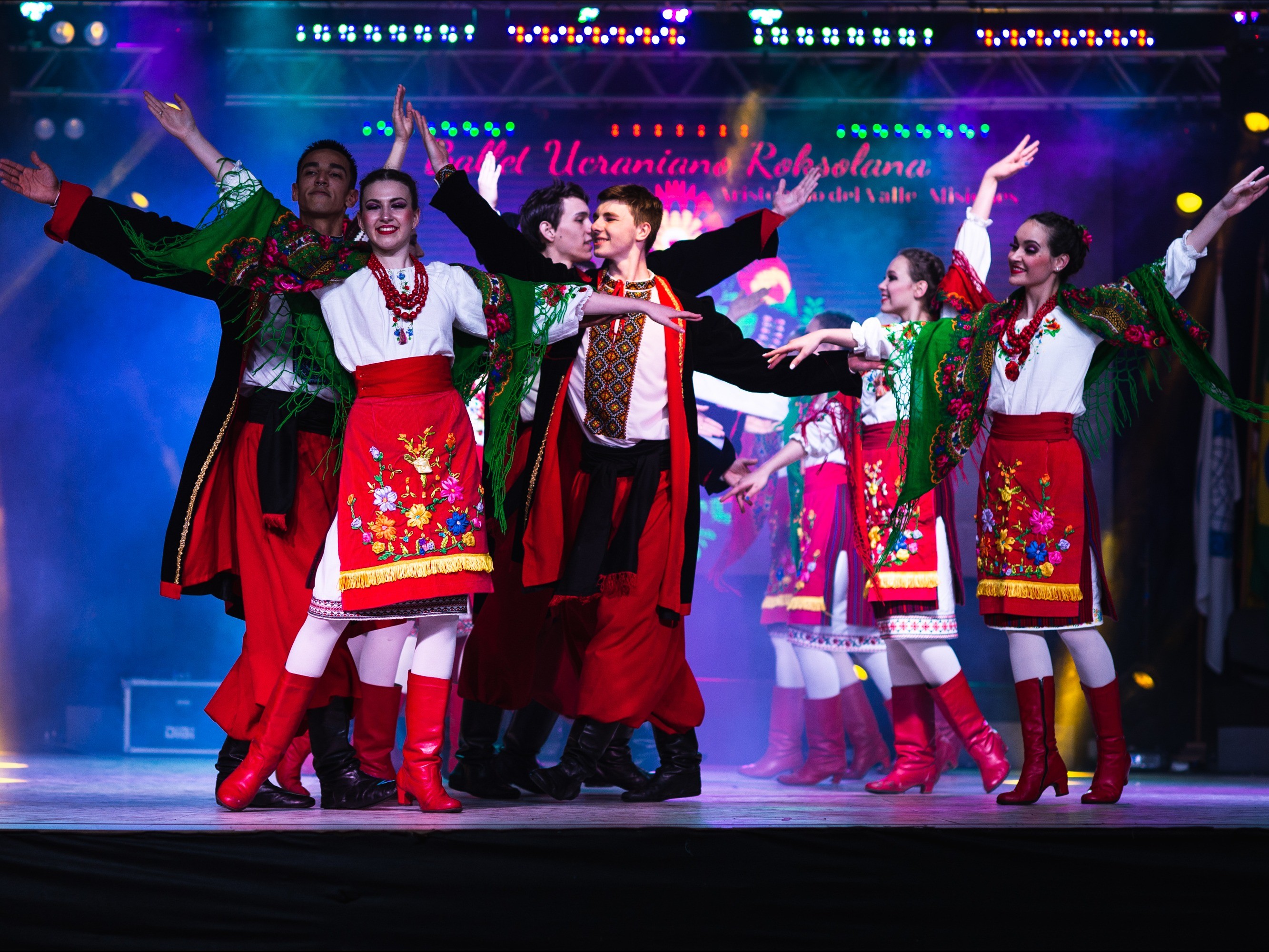 Foto de capa da notícia: Grupo argentino Roksolana garantiu participação no Festival Internacional de Folclore vendendo iguarias da culinária ucraniana