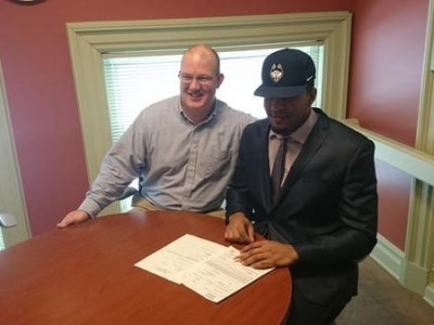 Quebec DE signs with NCAA’s UCONN Huskies (VIDEO)