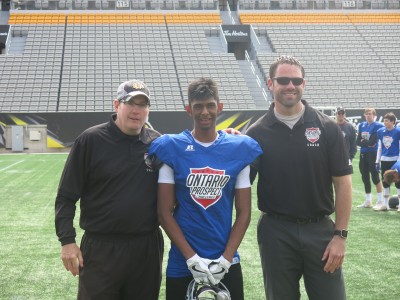 Adian Alli (#26) with Larry Bone (left) and Len Gurr (right).