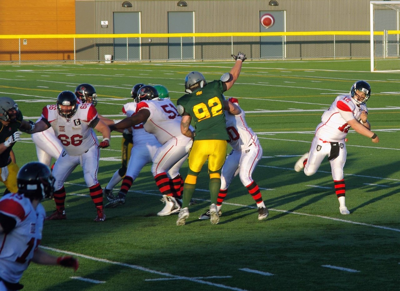 QB Brandon Leyh looks for favourite target%2c Josh Blanchard