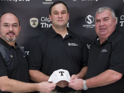 Stephen Cabana et Alain Rajotte ont souhaité la bienvenue au nouvel entraîneur-chef des Filons, Kevin Mackey. (Photo : Gracieuseté)