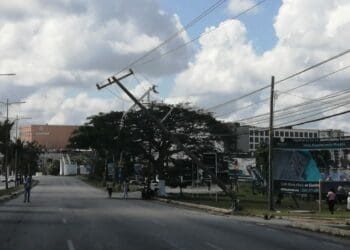 Cierre parcial en el bulevar Colosio de Cancún por poste colgado