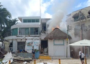 Mueren dos en explosión en el centro de Playa del Carmen