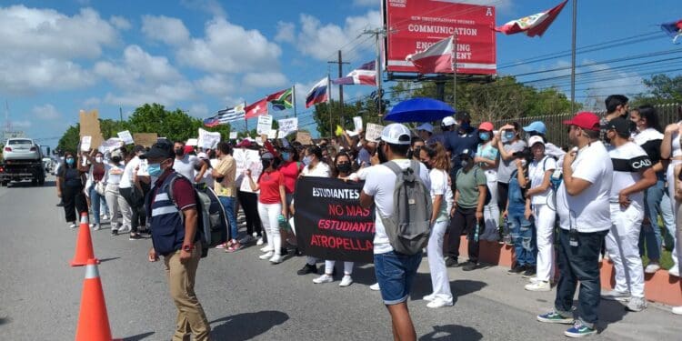 Estudiantes de la Anáhuac bloquean parcialmente bulevar Colosio; exigen puente o semáforo