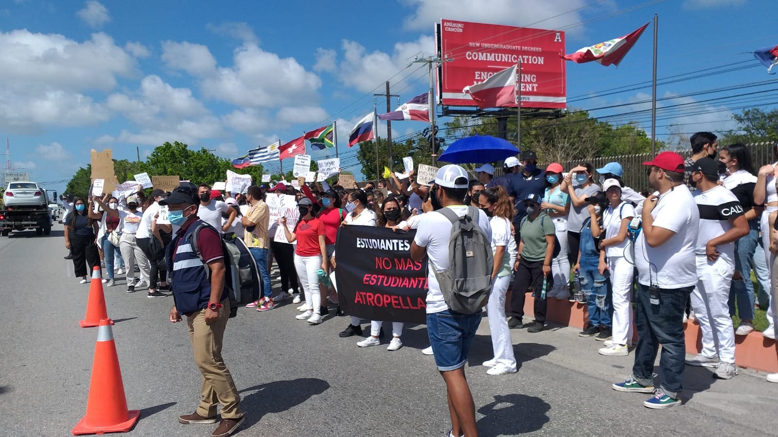 Estudiantes de la Anáhuac bloquean parcialmente bulevar Colosio; exigen puente o semáforo