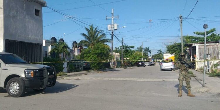 Pistoleros asesinan a un hombre y hieren a otro en Las Palmas, Cancún