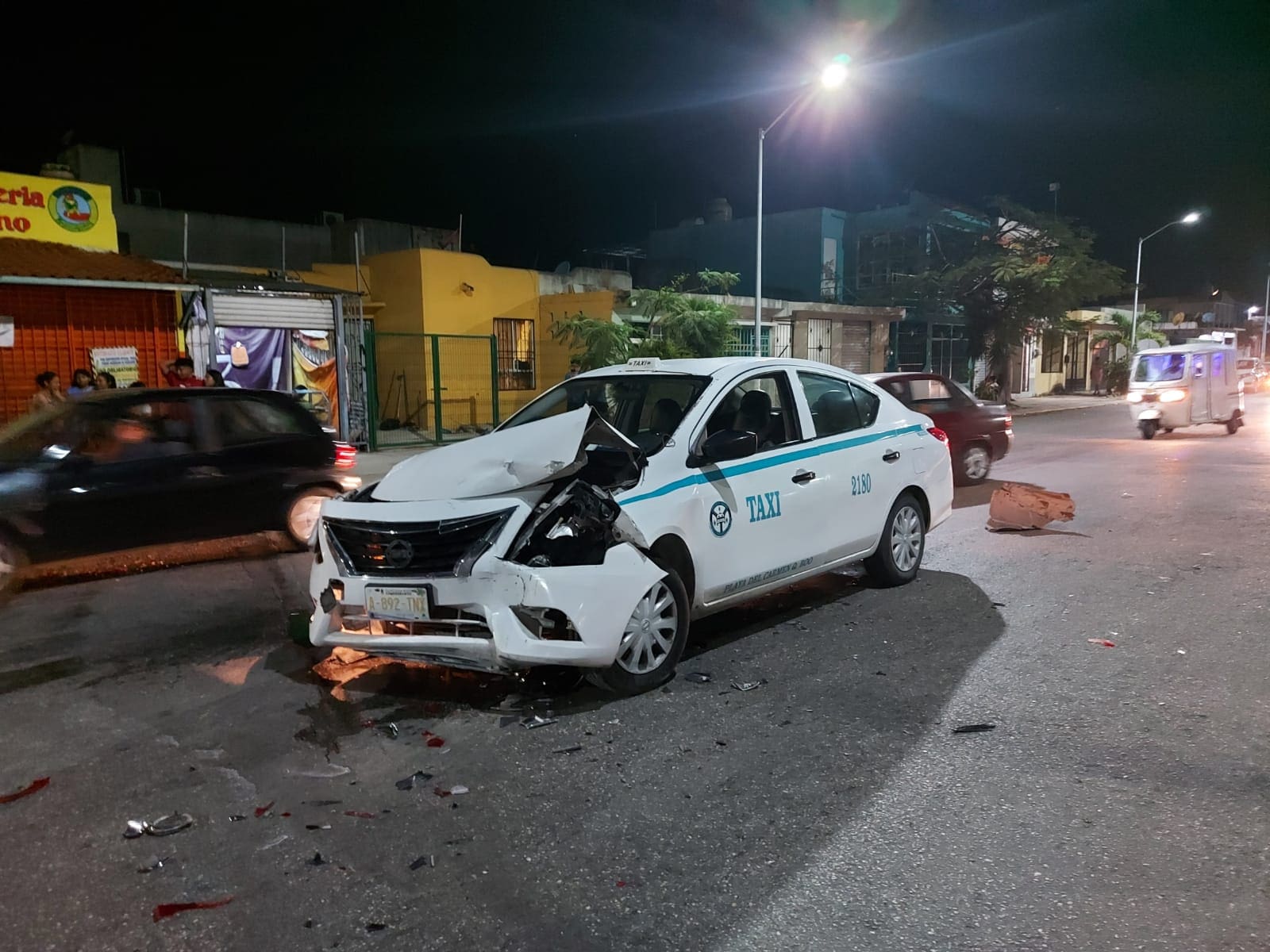 Van choca a dos vehículos y se fuga en Playa del Carmen