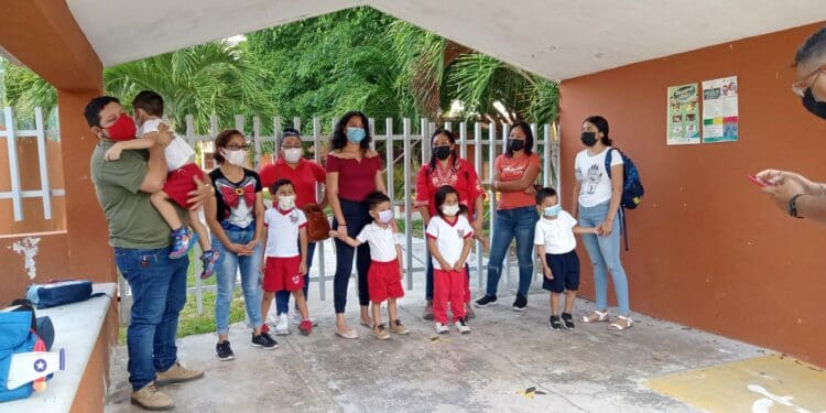 Cierran padres de familia acceso a kinder de Chetumal, usado también como oficinas