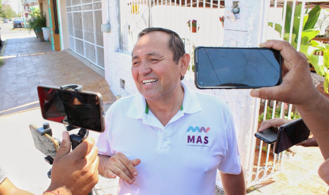 + El candidato del MAS al gobierno de Quintana Roo, fue abordado por diferentes medios de comunicación en la capital del Estado