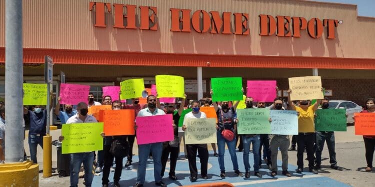 Protestan trabajadores del Home Depot en Cancún por movilización nacional