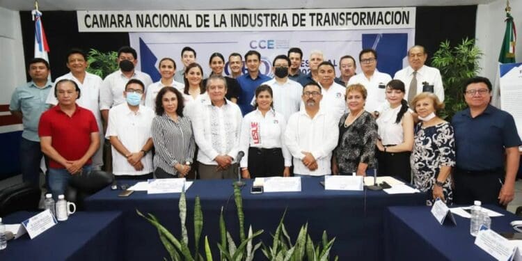 Ante empresarios del sur, Leslie Hendricks, planteó su estrategia de desarrollo económico