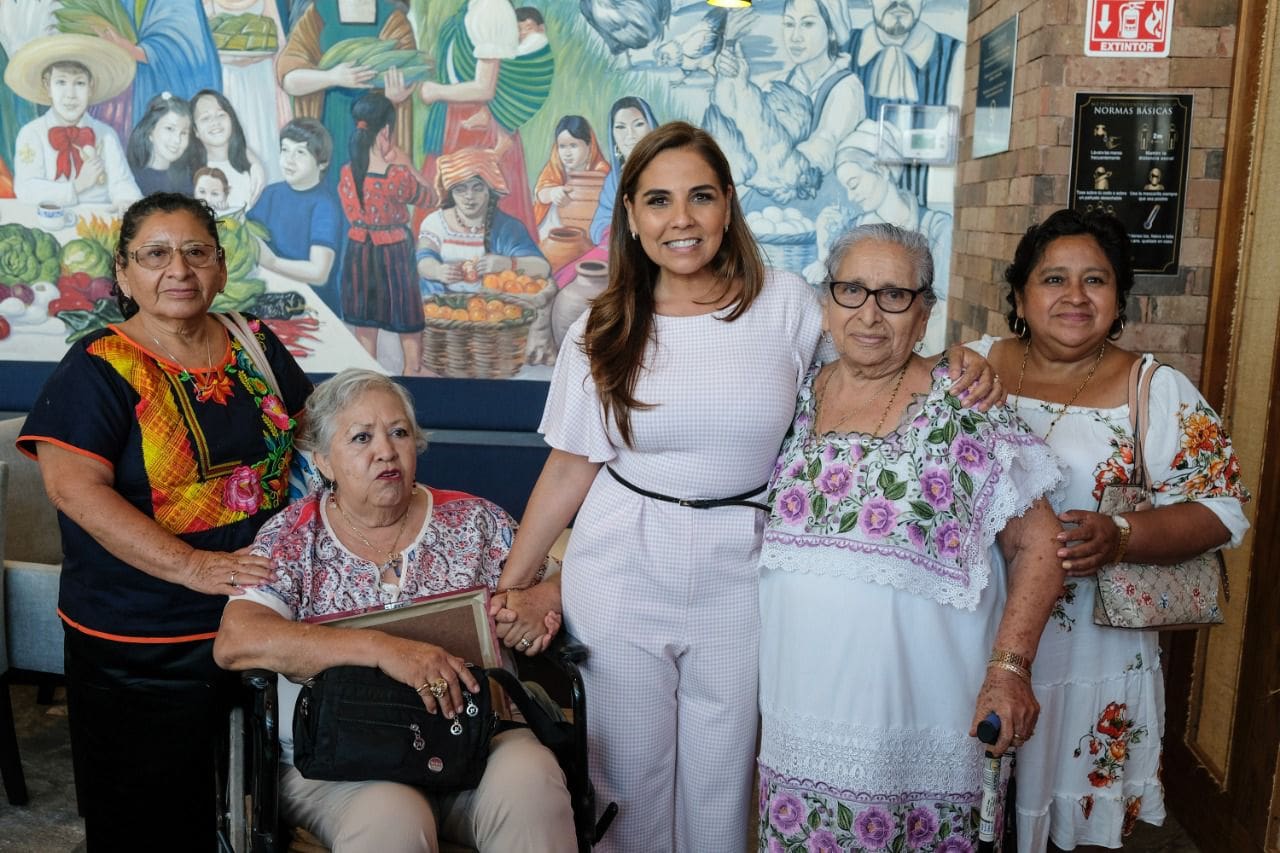 Celebra Mara Lezama aniversario de Cancún