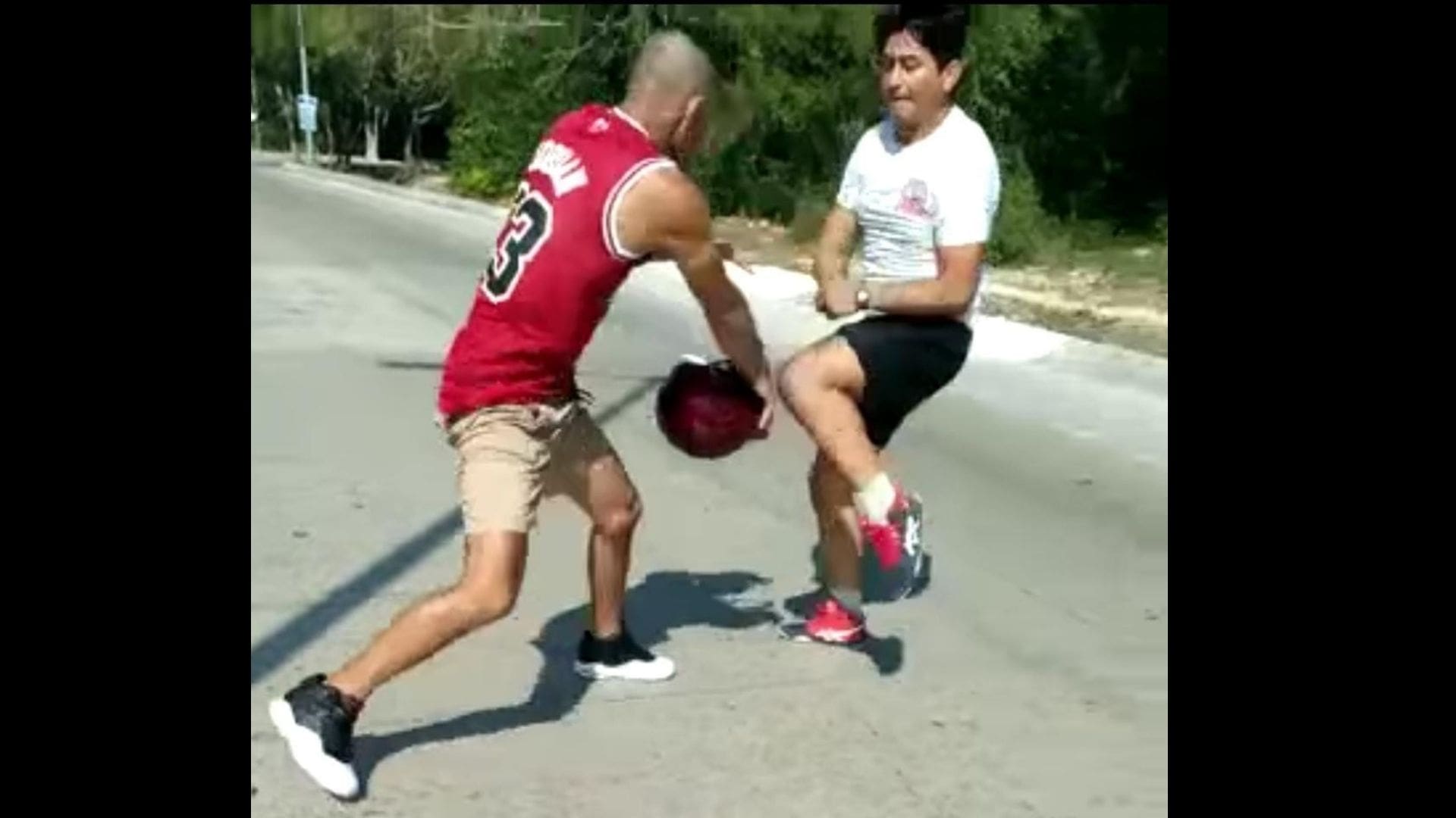 Motociclista rijoso protagoniza riña contra peatón