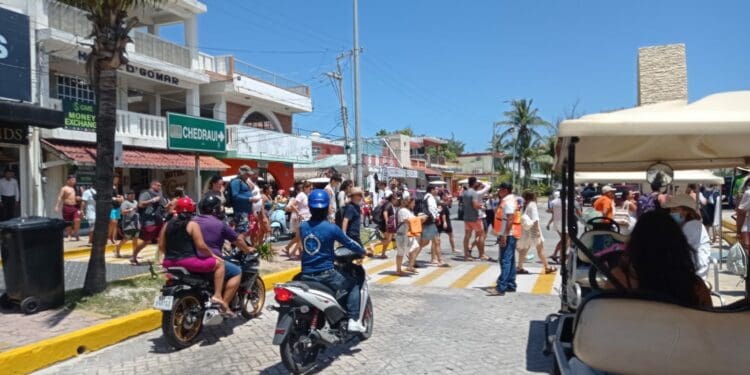 Turistas abarrotan Isla Mujeres; calculan 30 mil visitantes al día