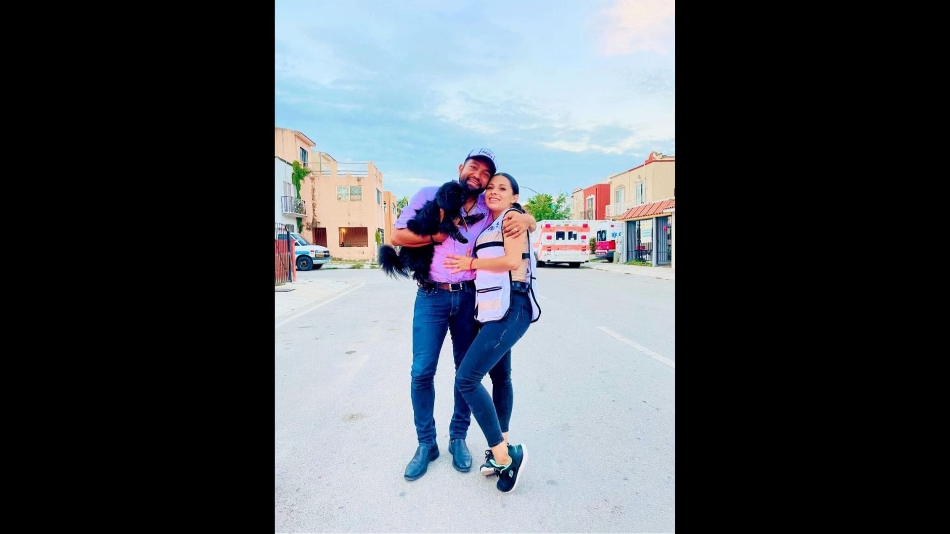 Beto López celebra el Día de las Madres caminando casa por casa y pactando compromisos con ellas