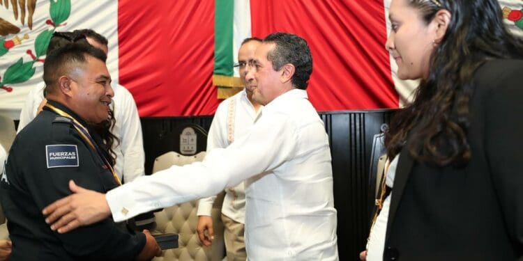 Carlos Joaquín entregó la medalla al Mérito Policial en reconocimiento a la labor en favor de la sociedad