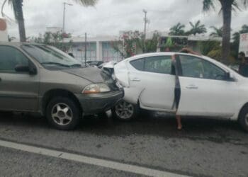 Carambola entre cinco vehículos, frente a Plaza las Américas