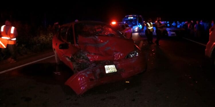 Conductor ebrio choca contra camioneta en la carretera Felipe Carrillo Puerto-José María Morelos