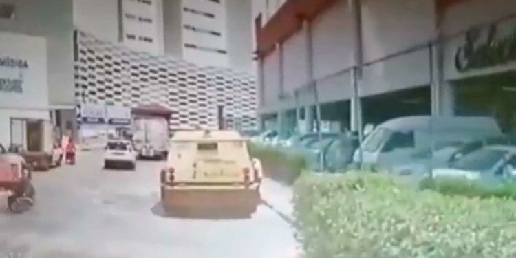 Difunden video de autorrobo a camión de Cometra en Plaza Las Américas de Cancún