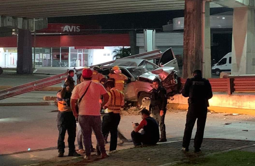 En pérdida total queda auto al impactarse contra guarnición de puente vial en Playa del Carmen