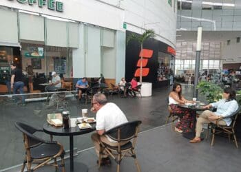 Exhortan a restaurantes de Cancún a mantener el uso del cubrebocas entre su personal
