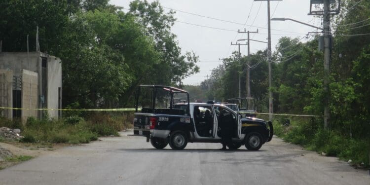 Hallan cuerpo maniatado de mujer en un área verde de la Región 225 de Cancún