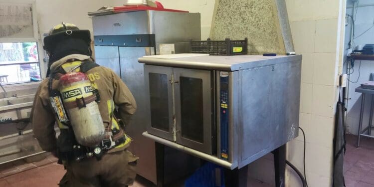 Dos personas heridas deja incendio en el área de cocina del Hotel Selina en Cancún