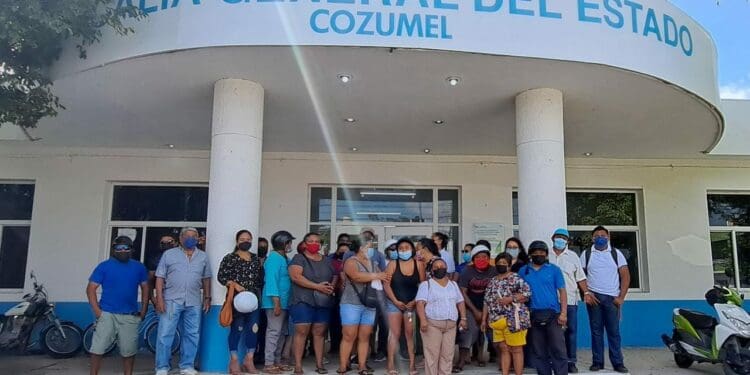 Mototaxistas de Cozumel interponen denuncia por manta con amenazas