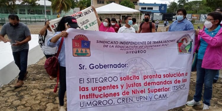 Personal del Uimqroo protesta en Chetumal por reducción de prestaciones